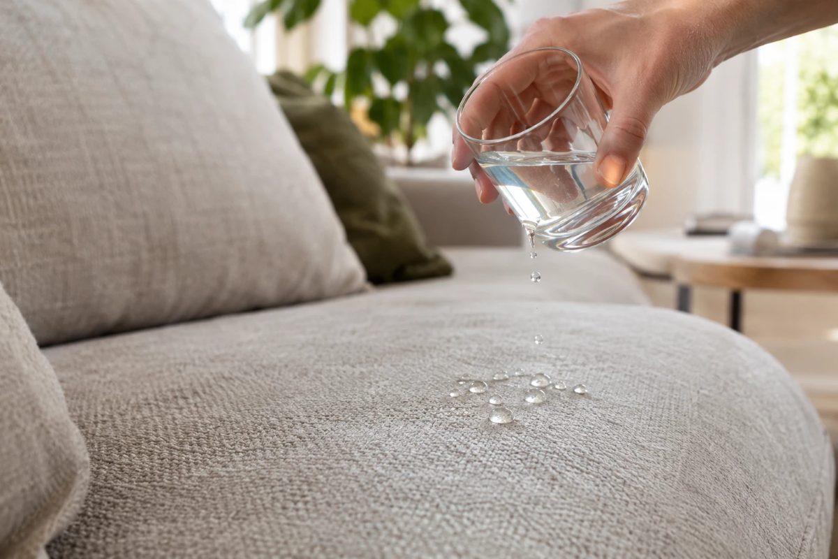 Waterdruppels parelen op een geïmpregneerde stoffen bank